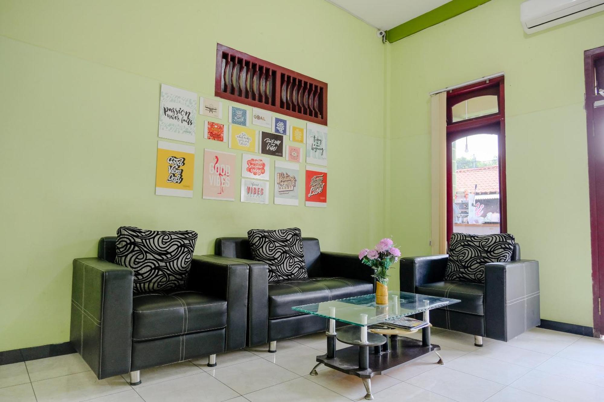 Oyo Life 2508 Alba Suites Homestay Syariah Tulungagung Bagian luar foto