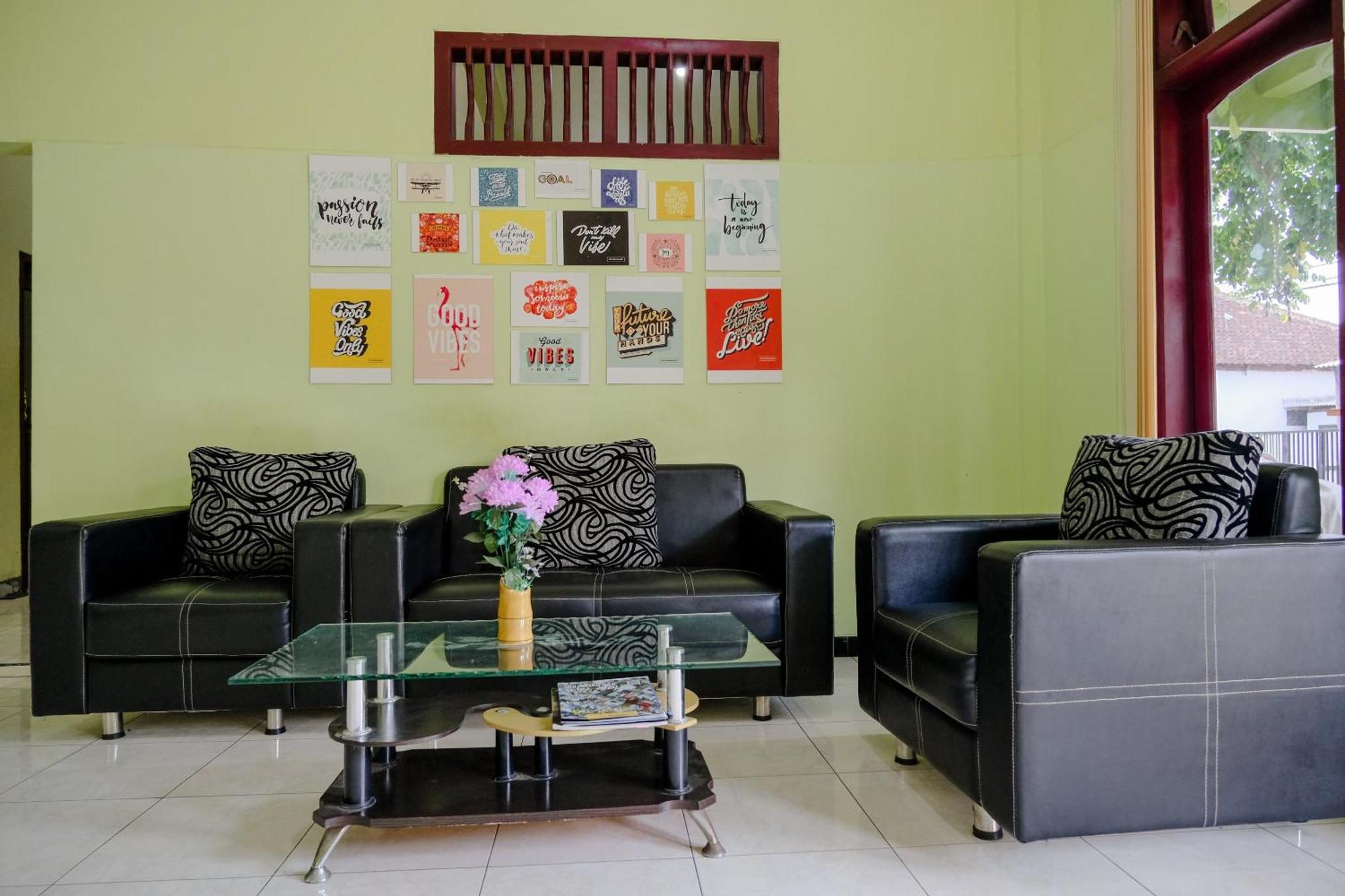 Oyo Life 2508 Alba Suites Homestay Syariah Tulungagung Bagian luar foto